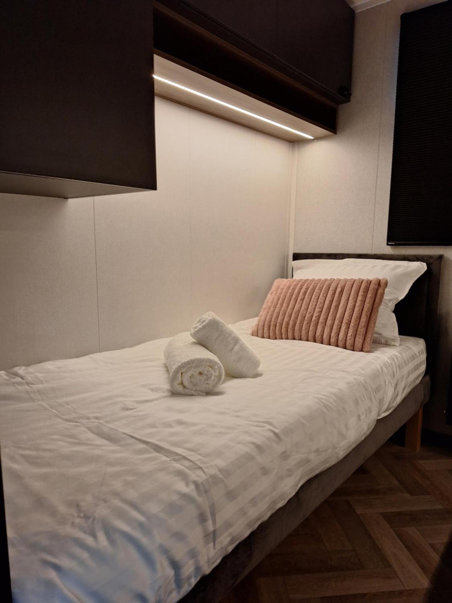 'Relax Lodge Sea' - Wellness Lodge In Zeeland - Private Sauna - Airco - Garden - Outdoor Swimming Pool - Free Wifi, Towels & Bed Linen Heinkenszand Экстерьер фото